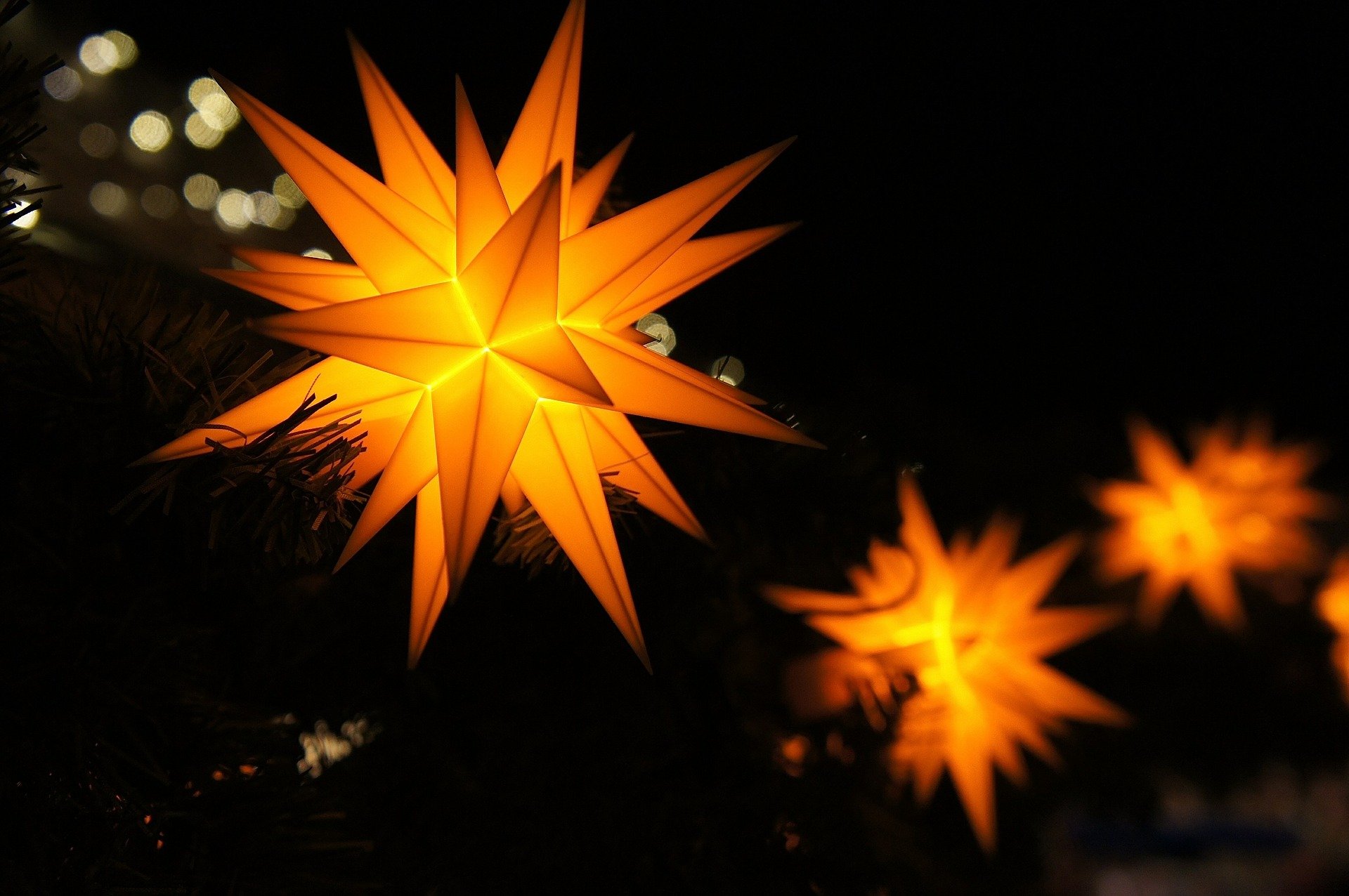 Sterne erhellen das Dunkle zu Weihnachten